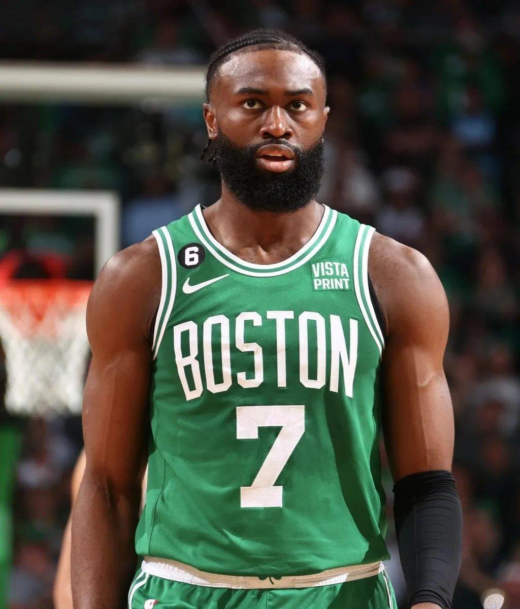 不容易！库里外线外线出手 命中自己本场首个运动战进球（艰难开张！库里外线命中本场首个运动战得分）