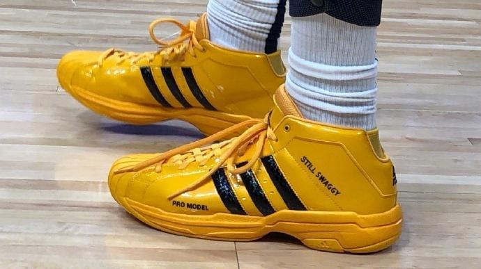 伊涅斯塔造访巴萨基地，与佩德里、费尔明、亚马尔合影（伊涅斯塔探访巴萨基地，与佩德里、费尔明、亚马尔同框合影）