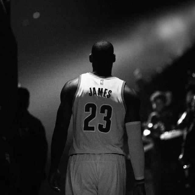 布莱克突破直杀禁区，展现惊人爆发力（布莱克强突直入禁区，爆发力令人惊叹）