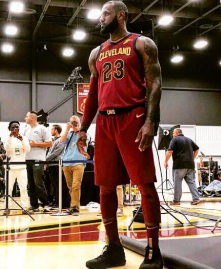 迪卡尼奥：国米球员在场上应务实一些；齐沃布阵时要打破常规（迪卡尼奥：国米比赛中需更务实；齐沃用兵应勇于打破常规）