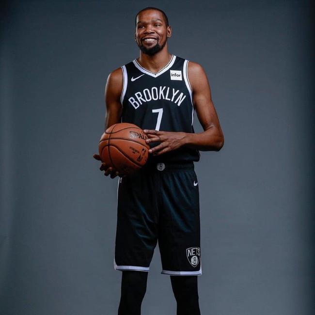 意甲对阵第30支球队球门，劳塔罗当选国米4-0科莫全场最佳（劳塔罗攻破意甲第30个不同对手球门，国米4-0科莫当选全场最佳）