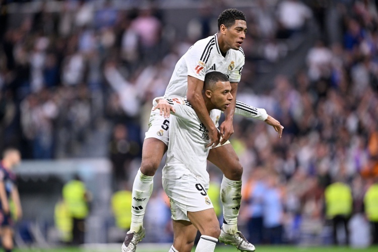 歌名应景，著名歌唱家波切利在世界杯抽签仪式演唱《今夜无人入眠》（波切利在世界杯抽签仪式献唱《今夜无人入眠》，歌名颇为应景）