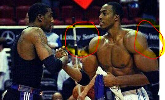 被记者问如何迅速克服伤病，刚果中场萨迪基举起圣经笑而不语（记者问他如何迅速伤愈，刚果中场萨迪基举起圣经，微笑不语）