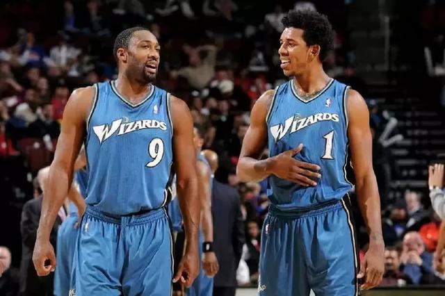 赫内斯遭拜仁球迷横幅抗议！前者近期曾呼吁废除50+1政策（呼吁废除50+1后，赫内斯遭拜仁球迷横幅抗议）